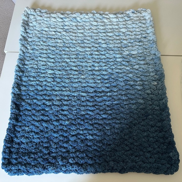 Gradient Ombre Chunky Knit Baby Toddler Pet Blanket - Fluffy and Soft Hand Knit - Picture 7 of 9